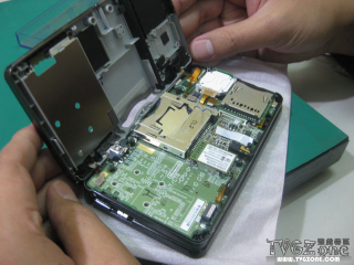 Illustration for article titled Check Out The Inside Of A 3DS